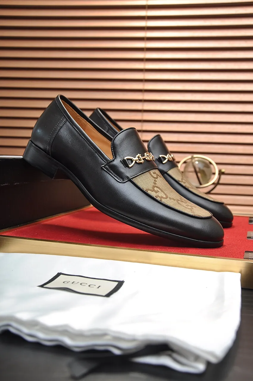 Men's shoes💰500💶Italy's top luxury men's shoe giant (GUCCI) (Gucci) (full cowhide lining) new arrival🍃Original European style🔰 Pleasant to the eye😍In order to make the shoes more durable and non-deformable🌀The production continues to follow traditional methods but there is still no lack of innovation💪Choose original sheepskin for the leather♻️ Smooth and natural And extra bright ⭐Made of imported cowhide, the first choice of rich people 38-45 (45 customized)